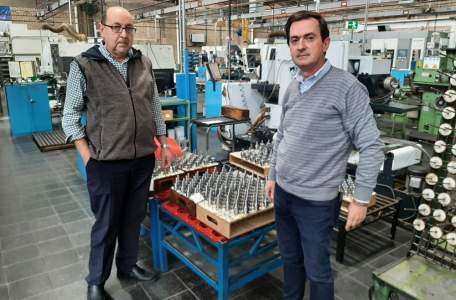 Jesús Echabe, gerente de Laip, e Iñaki Lamarain, director financiero, en la fábrica de Abadiño